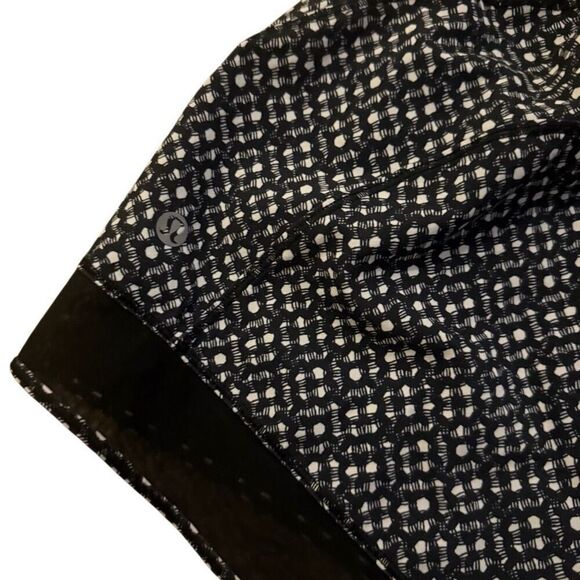 Lululemon black running shorts size 8 - Picture 3 of 4